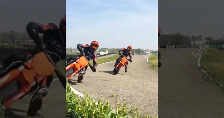 Video: "Cosa c'è di meglio di una KTM 450 SMR in pista? Due KTM 450 SMR in pista!"