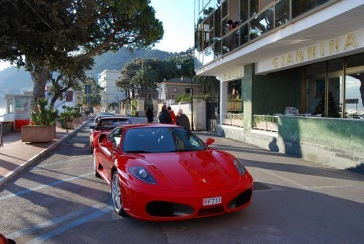 Natale in Ferrari: un raduno a Laigueglia