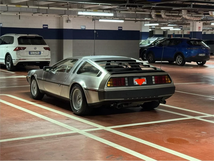 DeLorean DMC12 fa scalpore nel parcheggio del supermarket