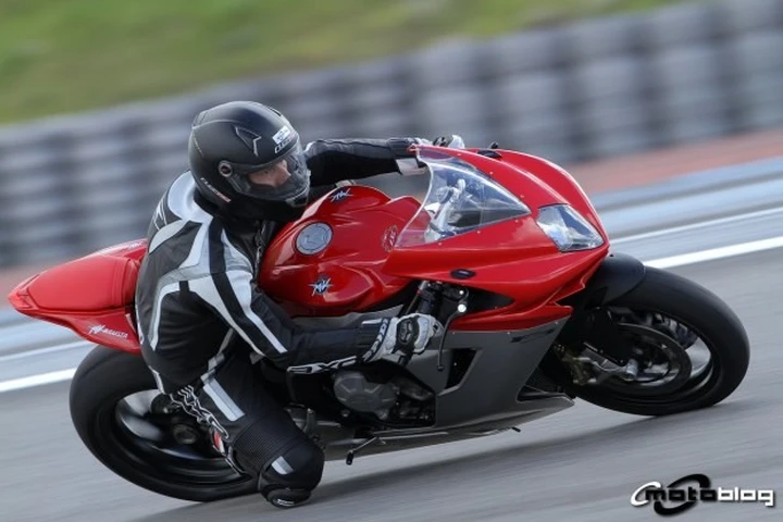 MV Agusta F3 800 ABS: primo contatto sul circuito Paul Ricard