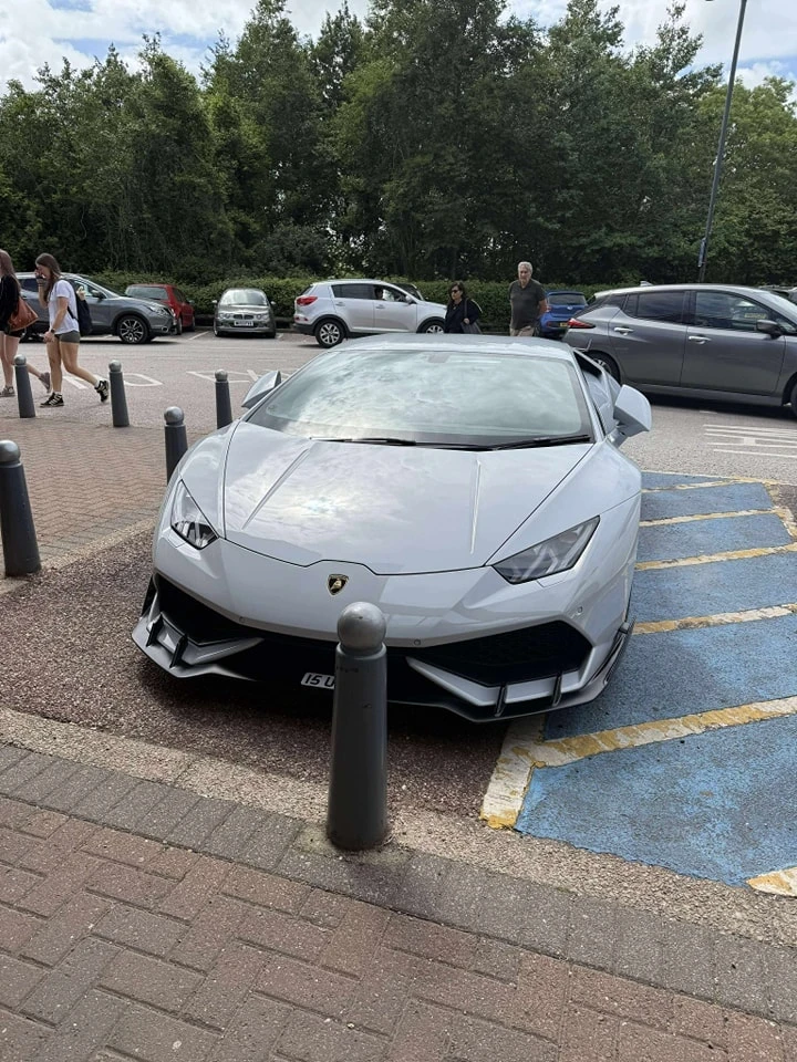 Indignazione per Lamborghini Huracan in un posto per disabili: ma c'è una ragione