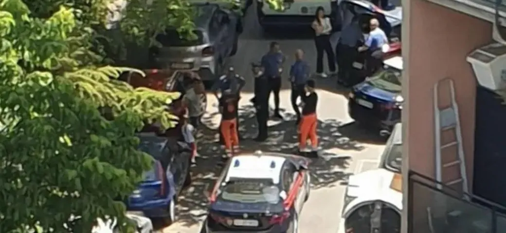 Lascia la figlia di 5 anni in auto sotto il sole per fare la spesa: denunciato