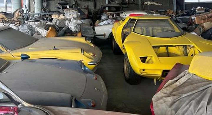 Il mistero delle auto sportive europee abbandonate in un capannone in Giappone
