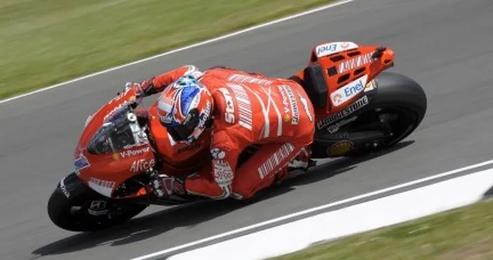 Stoner "re" delle qualifiche a Donington. Super Rossi insegue. Domani scintille!