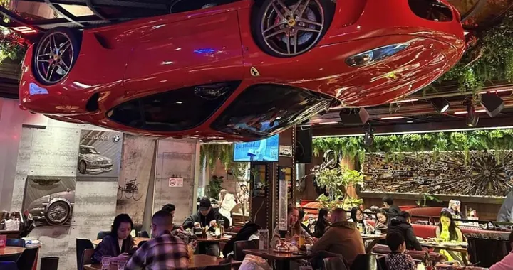 Ferrari F430 capovolta come lampadario: non è uno scherzo, è vera