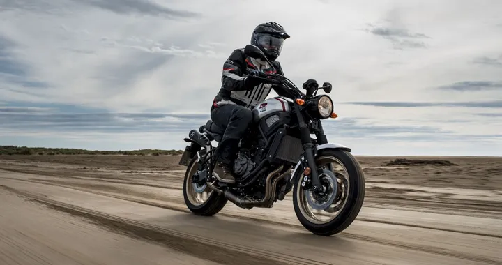 Yamaha XSR700 XTribute: primo contatto