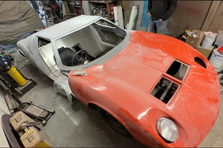 Non può permettersi una Lamborghini Miura e se la costruisce: ha un V6 Volkswagen