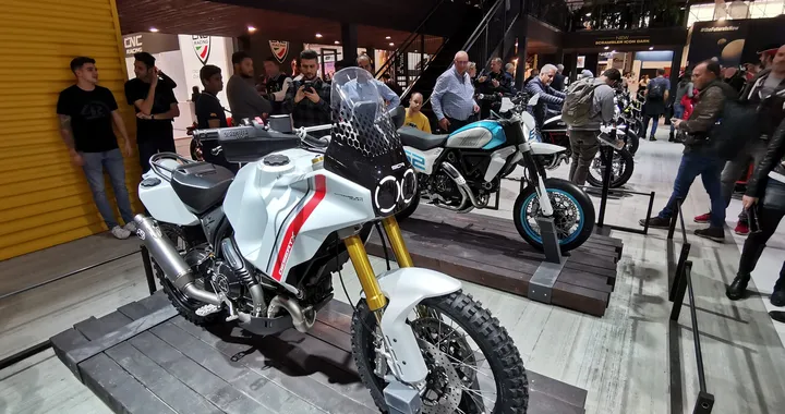 Ducati presenta due concept su base Scrambler: Motard e Desert X