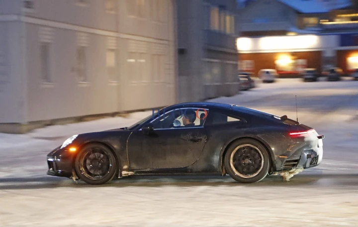 La Porsche 911 2018 si mostra con lo spoiler abbassato