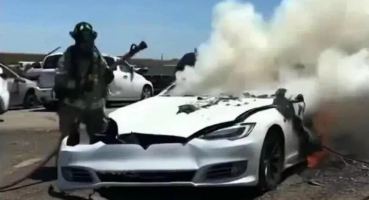 Tesla a fuoco in un cantiere dopo una lunga sosta [Video]