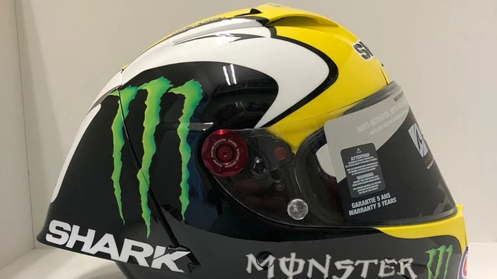 Alex Lowes alla 8 Ore di Suzuka con un casco dedicato a Kenny Roberts