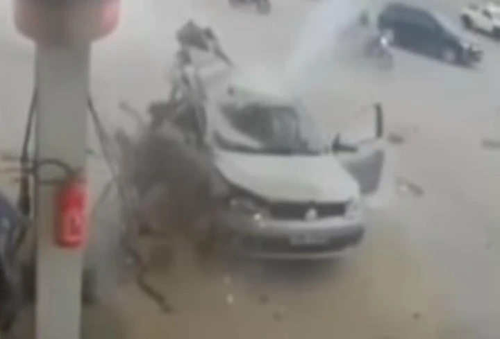 Auto a gas salta in aria per l'esplosione della bombola [Video]