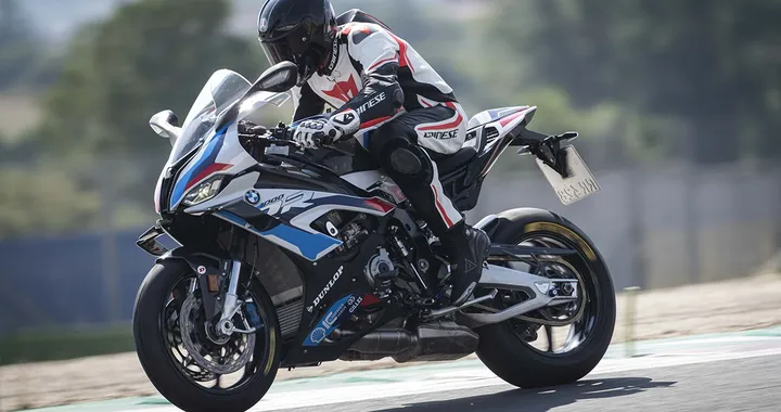 BMW M 1000 RR, la prova in pista della nuova belva tedesca
