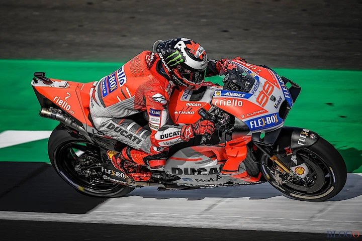 MotoGP, qualifiche bagnate: doppietta Rossa con Lorenzo e Dovizioso davanti a tutti. Debacle Yamaha