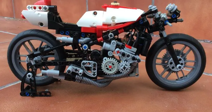 Yamaha TZ 750: il bolide a due tempi in LEGO