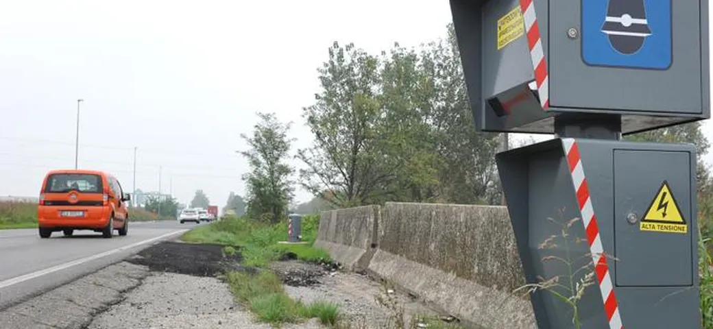 Nel milanese distrugge l'autovelox con una bomba