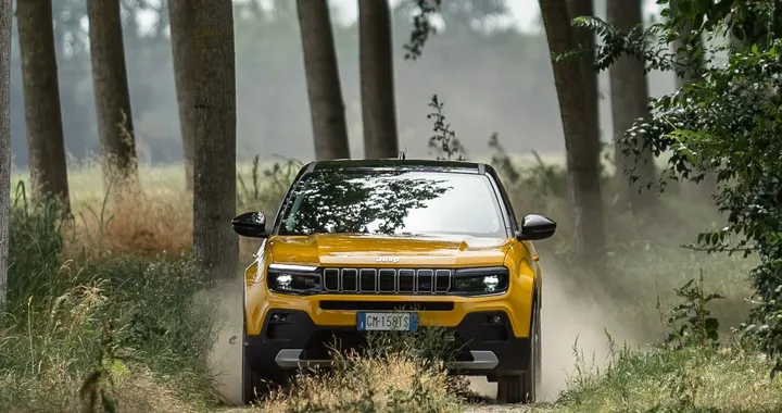 Jeep Avenger elettrica in servizio con i Vigili del Fuoco