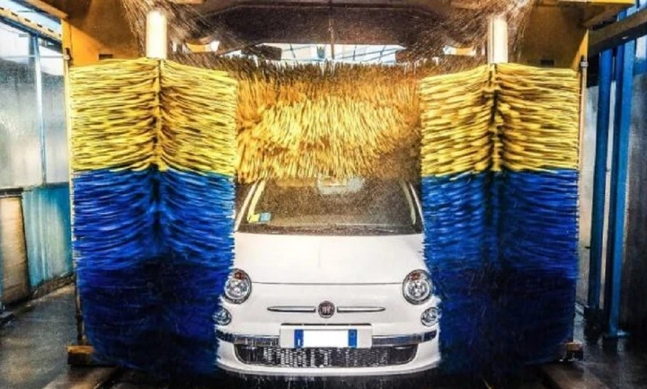 Si può lavare l'auto in zona rossa? Ecco regole e sanzioni