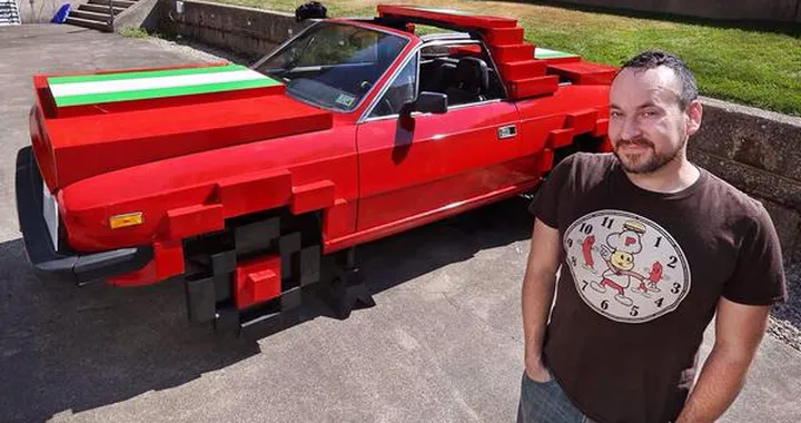 Una Lancia Beta (pixelizzata) per giocare a Pole Position