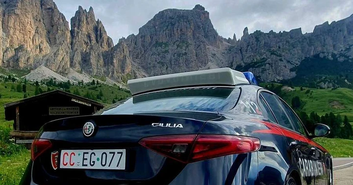 Neopatentato ignora l'alt dei Carabinieri perché ubriaco: fuga in contromano