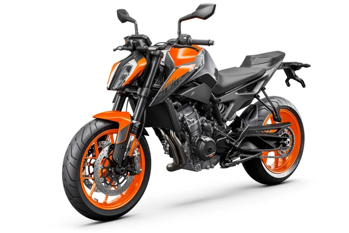 KTM 890 Duke 2021: leggera, potente e affilata