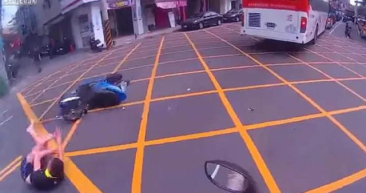 Scooter travolto da un camion a Taiwan [Video]