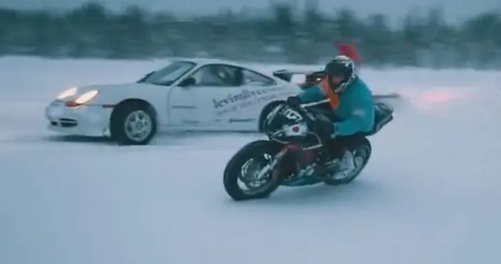 Triumph Daytona vs Porsche Carrera vs Polaris RMK: sfida di drift tra i ghiacci