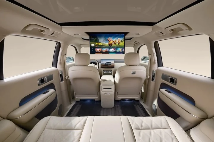 Questo maxi SUV ha 422 CV e 505 km di autonomia elettrica: costa appena 34.000 euro