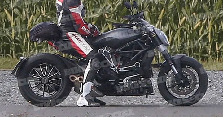 Diavel tourer con trasmissione a cinghia: foto spia