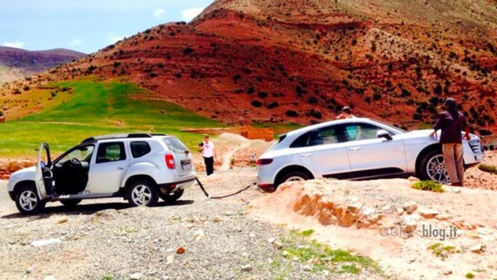 Porsche Macan salvata da una Dacia Duster