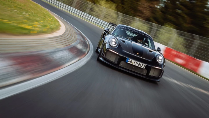 Porsche 911 GT2 RS by Manthey: è l'auto stradale più veloce al Nurburgring