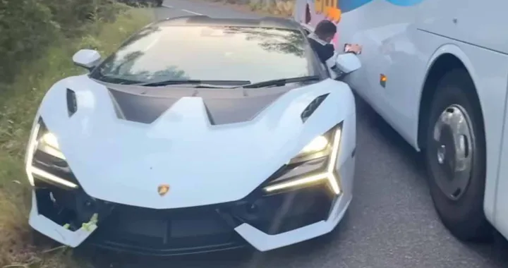 Acquista una Lamborghini Revuelto incidentata a metà prezzo: la sistema e compie un viaggio epico