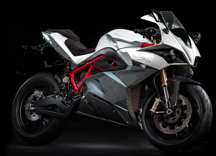 Moto elettriche in autostrada, depositato disegno di legge