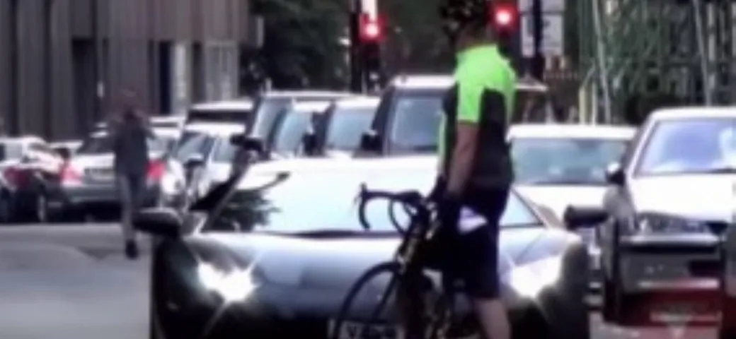 Lamborghini Aventador bloccata da un ciclista [Video]