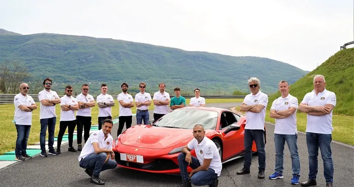 Una Ferrari F8 da Roma a Capo Nord per battere Google Maps: alla ricerca del record