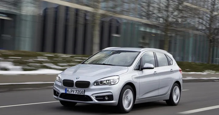 BMW 225xe: nuove foto ufficiali