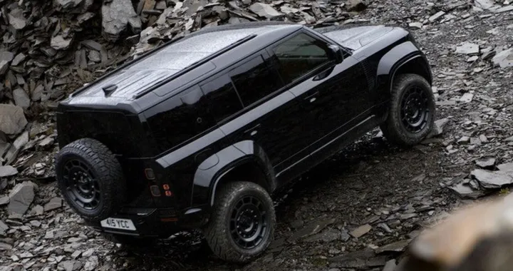 Land Defender OCTA Black, pronta per avventure estreme
