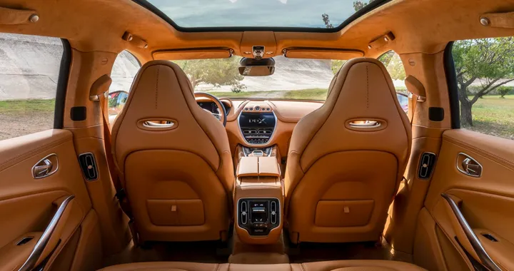 Aston Martin DBX: il teaser degli interni