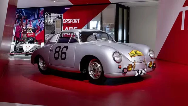 Porsche celebra 75 anni di motorsport: c'è una mostra con oltre 30 auto da corsa