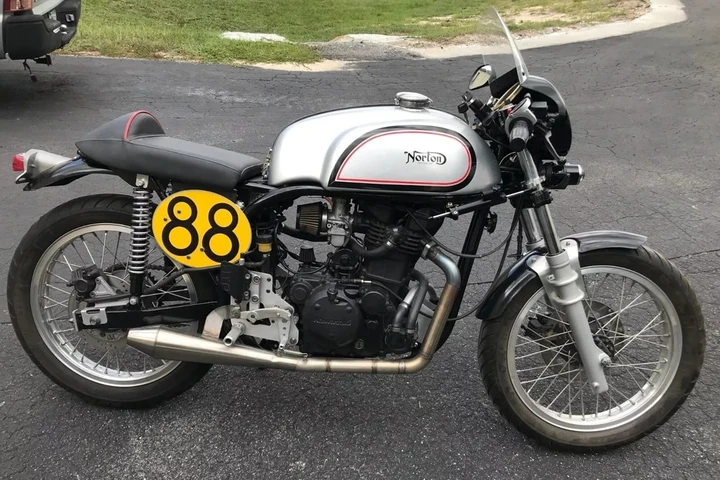 Norton Manx 1954: un ibrido tra tradizione britannica e motore giapponese