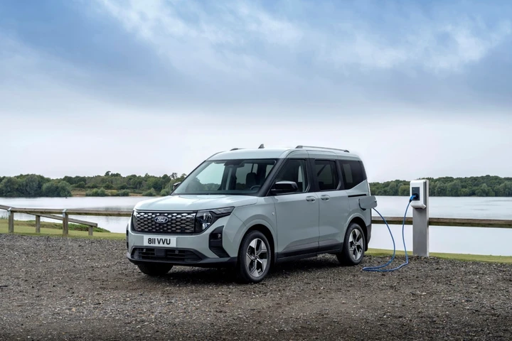 Ford E-Tourneo Courier: multi-activity vehicle elettrico con 288 km di autonomia