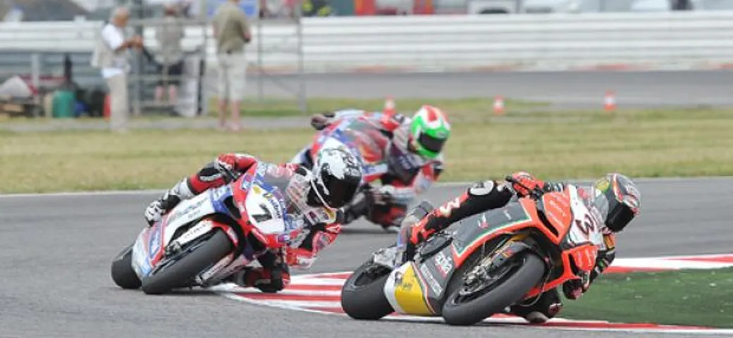 WSBK Misano: Biaggi vince Gara-1 davanti a Checa e Giugliano