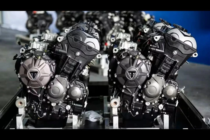 Triumph Moto2 2027, nuovo motore: +6% di potenza e 2 kg in meno