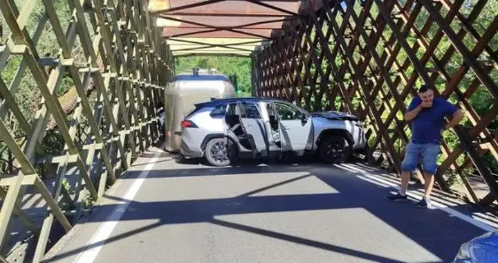 Caos sul ponte di ferro di Oleggio, roulotte resta bloccata: traffico in tilt