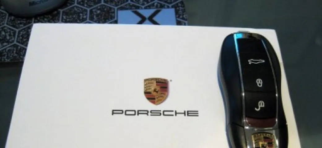 Porsche: la chiavetta USB a forma di Panamera