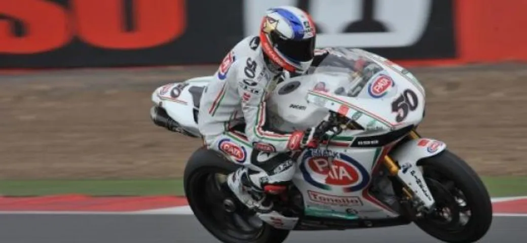 SBK, Silverstone: bandiera rossa in Gara2, vince Sylvain Guintoli!