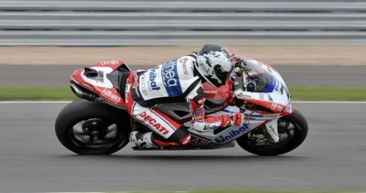 WSBK, Silverstone: Checa vince anche gara2 e ipoteca il mondiale. Bel duello Melandri-Biaggi per il 3° posto.