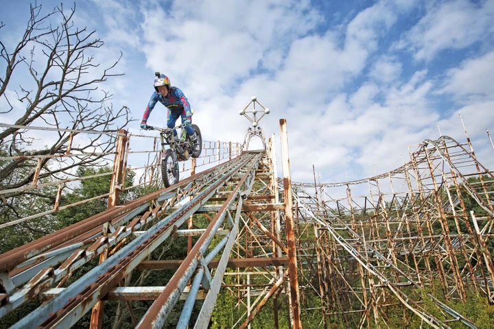 Dougie Lampkin sulle montagne russe in moto