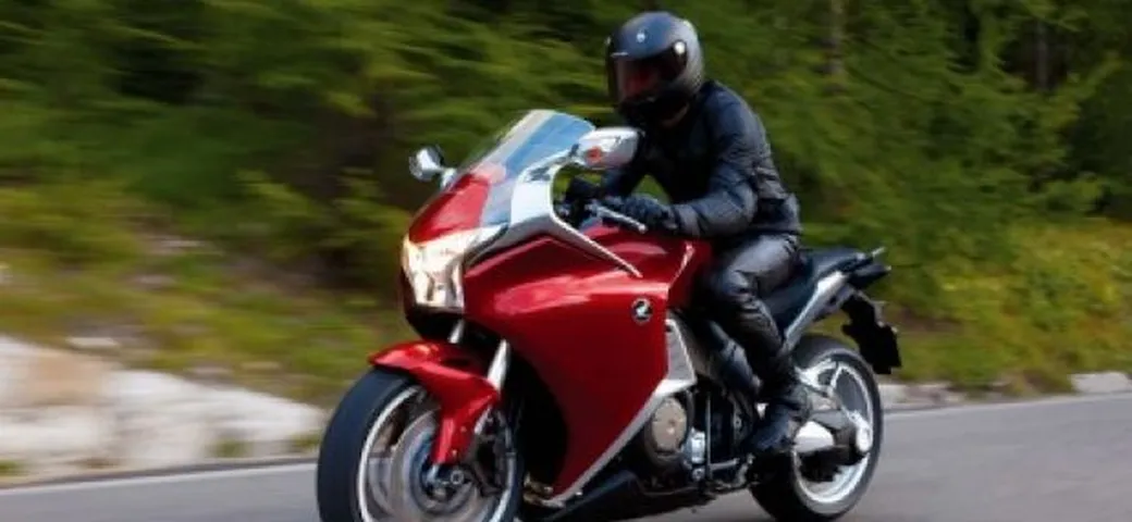 Honda VFR1200F 2010: splendida e mostruosa Road-Sport