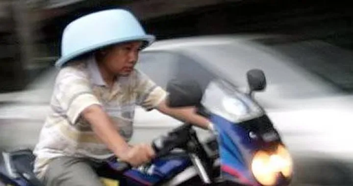Foto del giorno: il casco... questo sconosciuto.